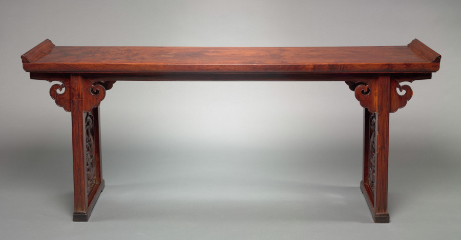 A table from the 1600s: four legs, two stretchers. Nothing to remove. I measure it every time I visit.